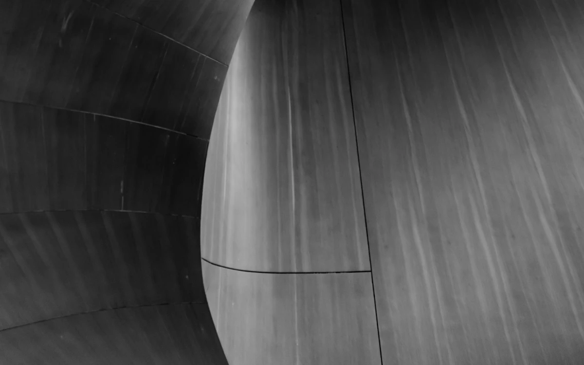 a black and white photo of a curved wall